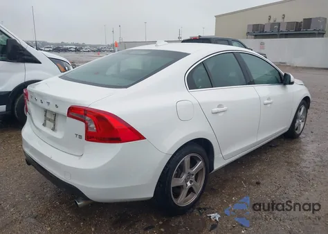 2013 Volvo S60 T5/T5 Platinum/T5 Premier/T5 Premier Plus z USA, uszkodzony, nr VIN YV1612FS8D1213879